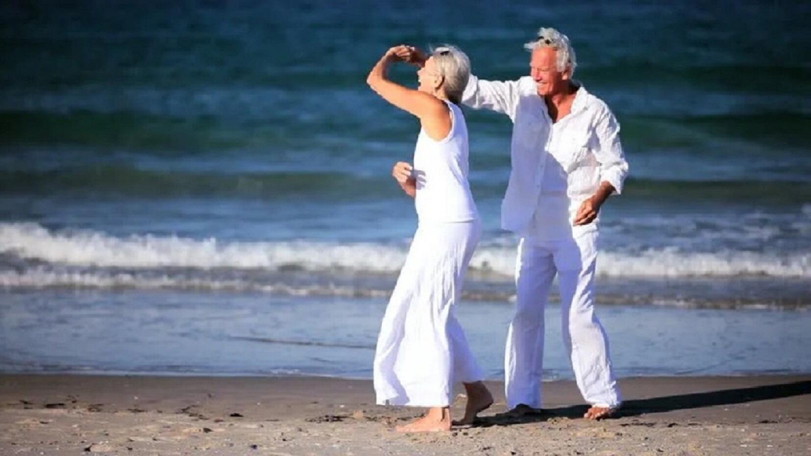 Жену за 60 вдвоем. Пожилая пара танцует. Старик и море. Красивые пожилые пары. Счастливые пары в возрасте.