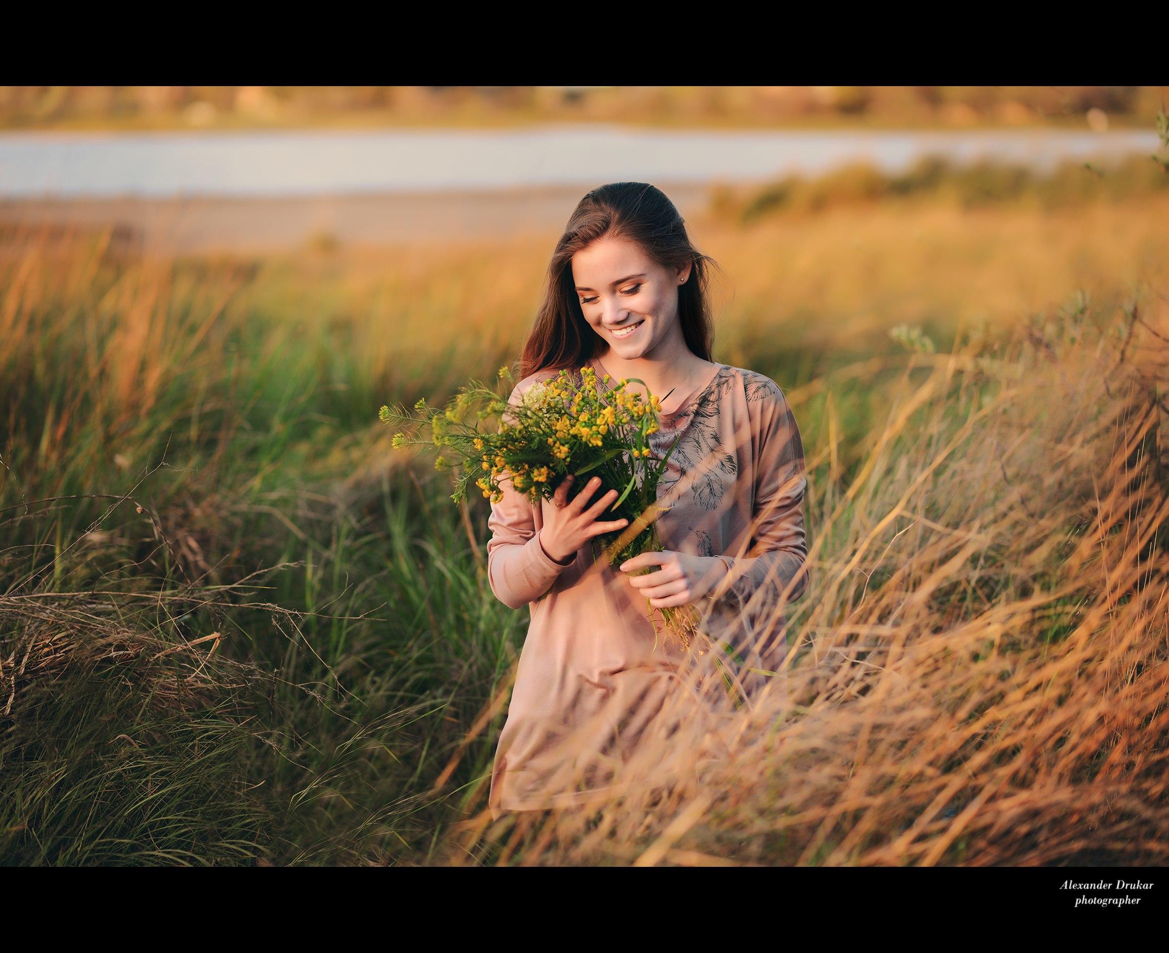 фото с букетом полевых цветов в руках