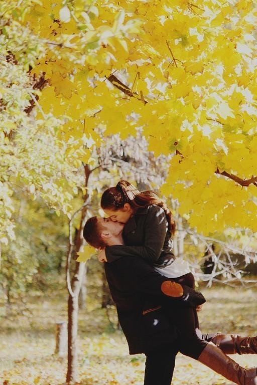 ЛЕТО С ОСЕНЬЮ, ЦЕЛУЯСЬ…