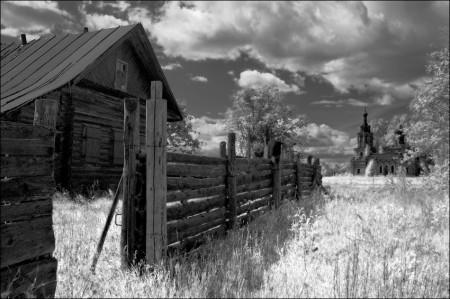 Покосилась изба-пятистенок