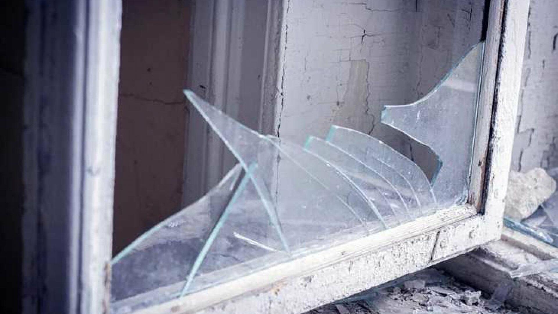 Сломано окно пластиковое
