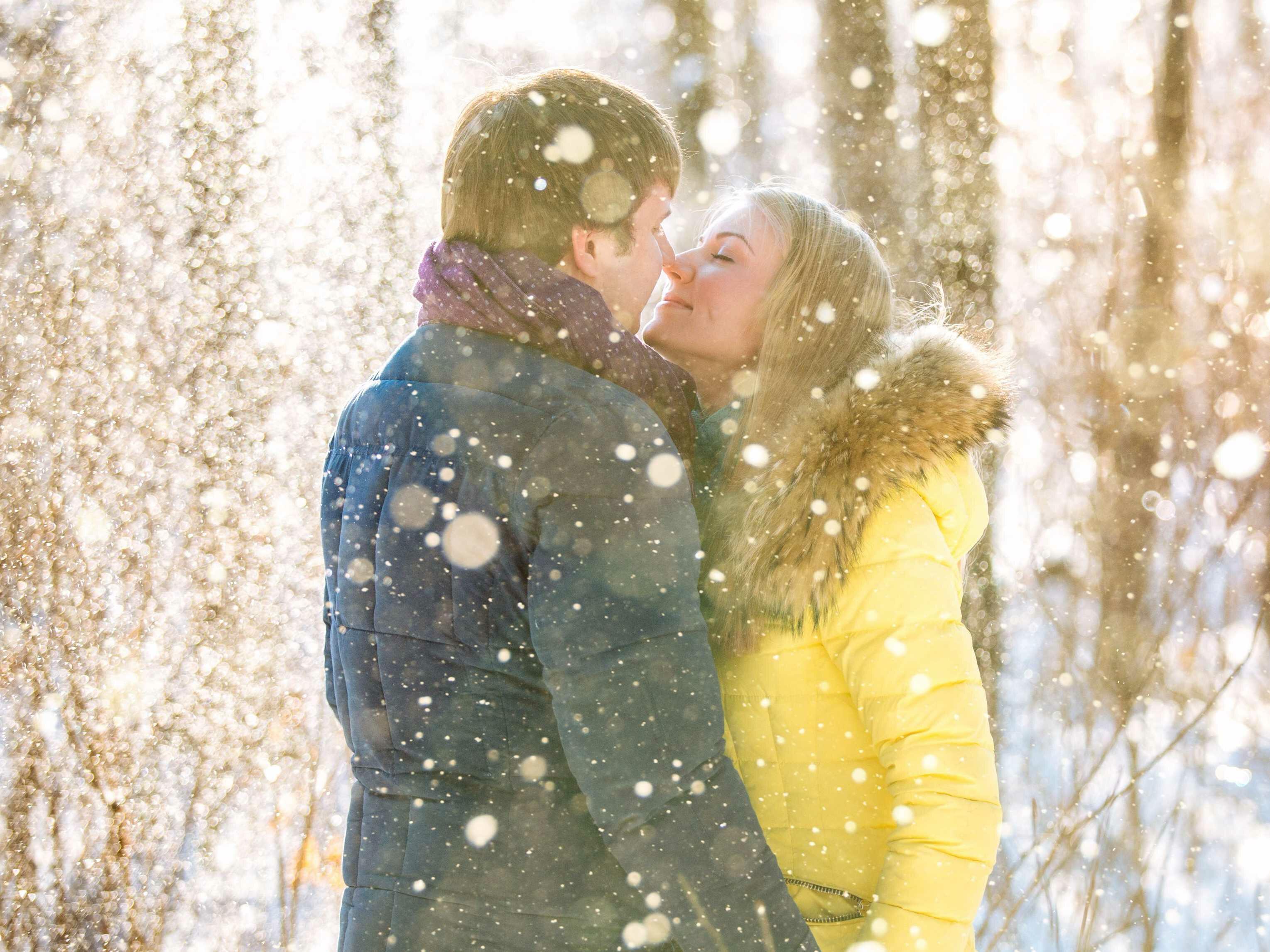 Теплый летний снег. Зимние объятия. Зима любовь. Влюбленные в снегу. Поцелуй зимой.