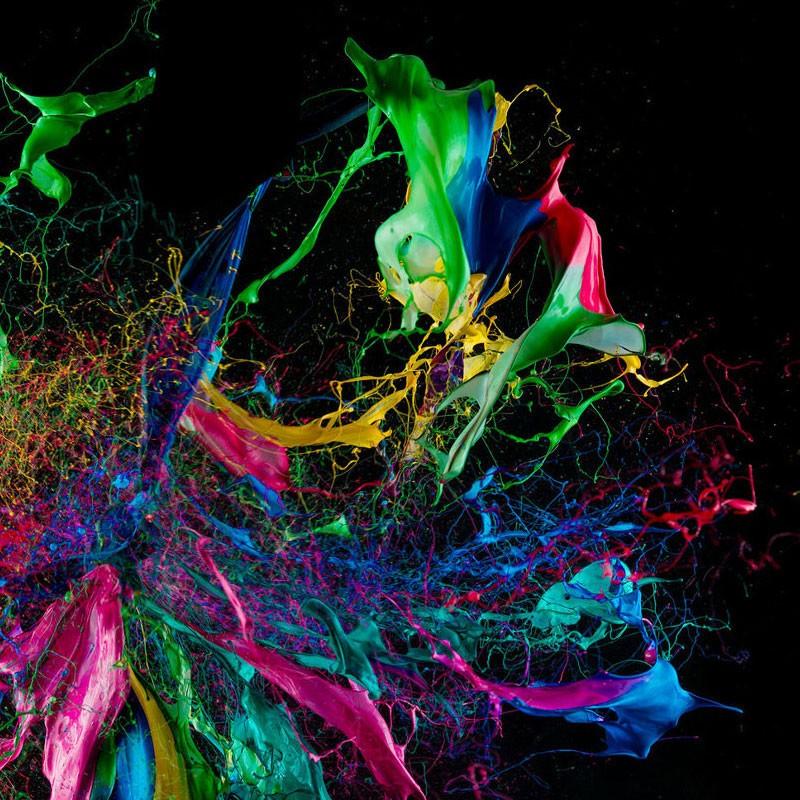 Стекали краски по асфальтной дорожке...