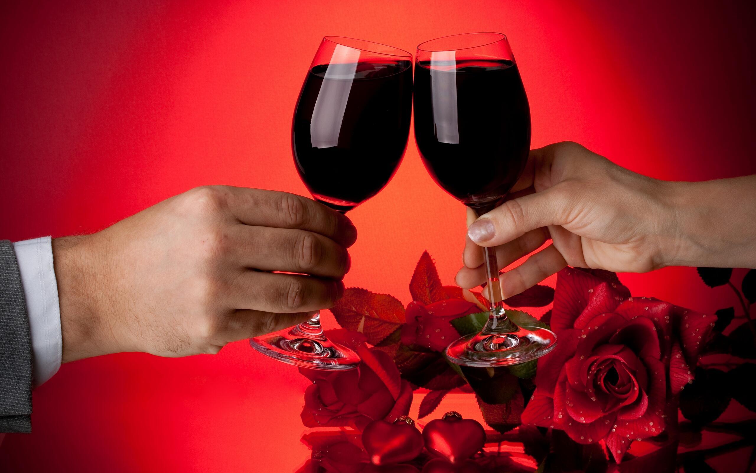 Давайте выпьем за подруг. Бокал с вином. Вино и цветы. Открытки с вином и бокалами. Бокал вина за дружбу.