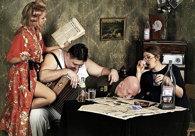 Стол накрыт, но нет бутылки