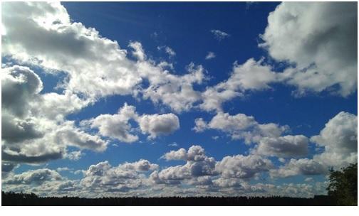 А в небе голубом плывёт бела река.