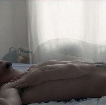 Горячится твой взгляд по кровати, тревожа...