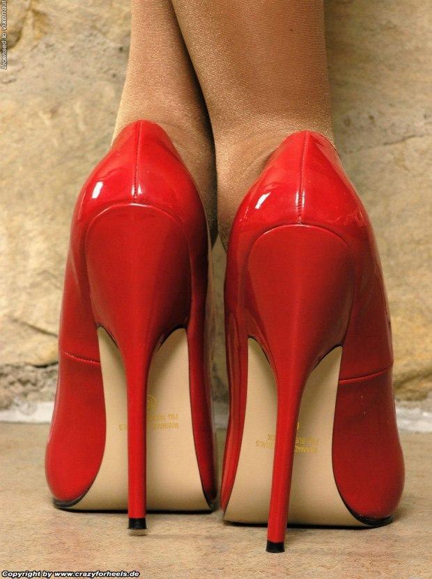 Красные туфли на ногах