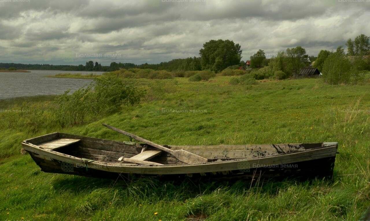 Весел урал. Старинная лодка. Деревенские лодки. Старая деревянная лодка. Старая деревянная лодка с вёслами.