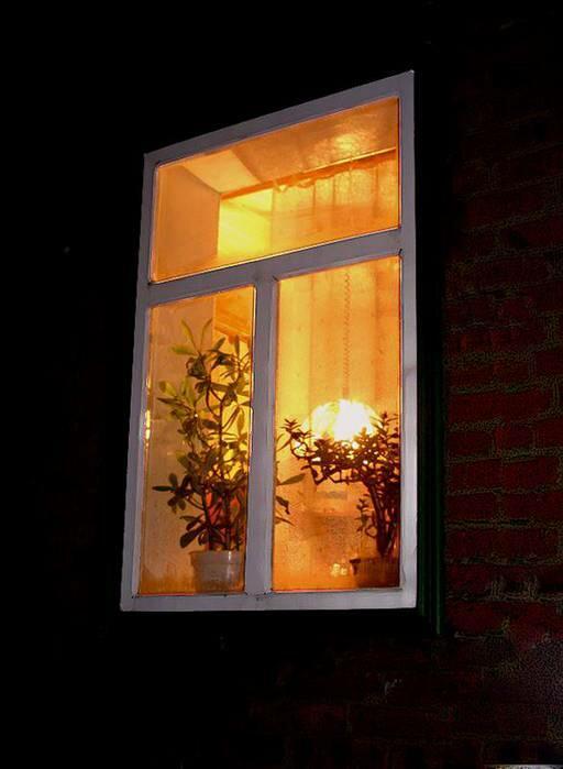 Вечер свет в окне. Светящиеся окна. Свет в окне. Светящиеся окна в домах. Вечернее окно.