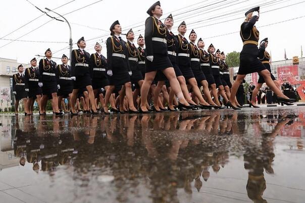 Девчачий взвод строится