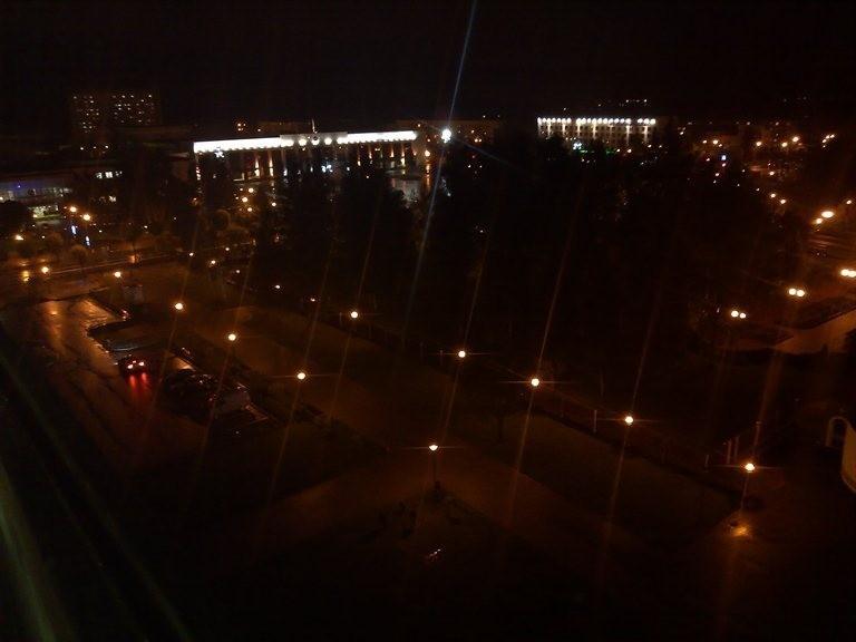 Окно через аллею