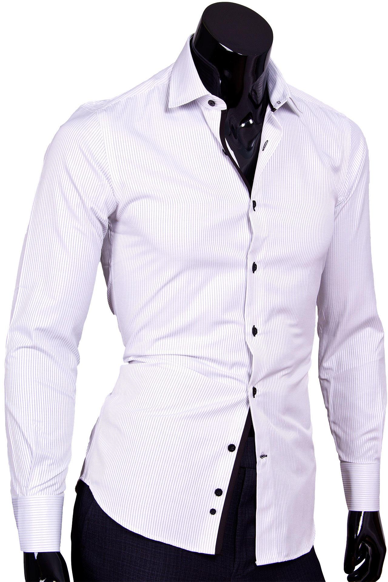 Белая рубашка с черными пуговицами