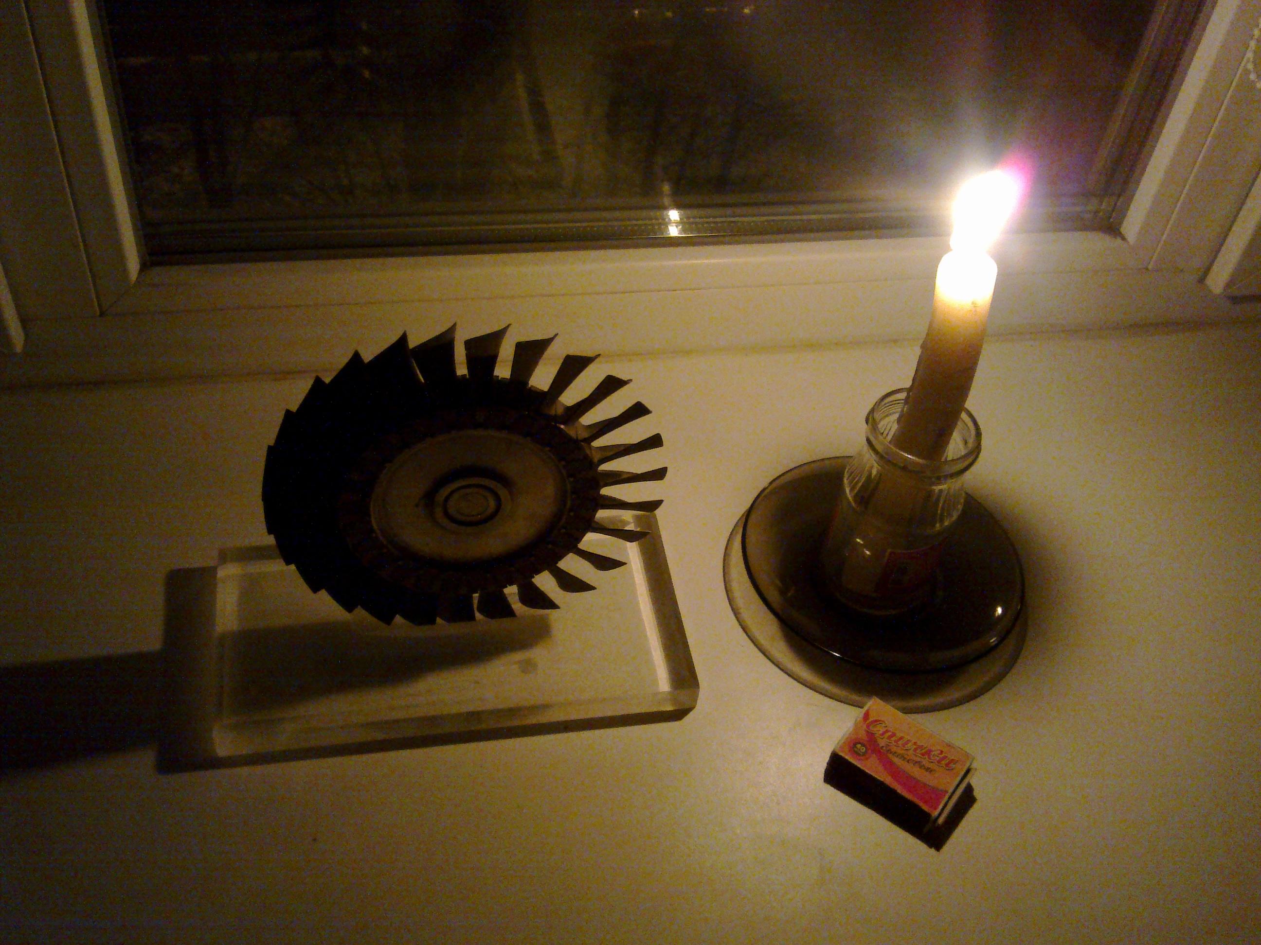 Горит свеча в моём окне