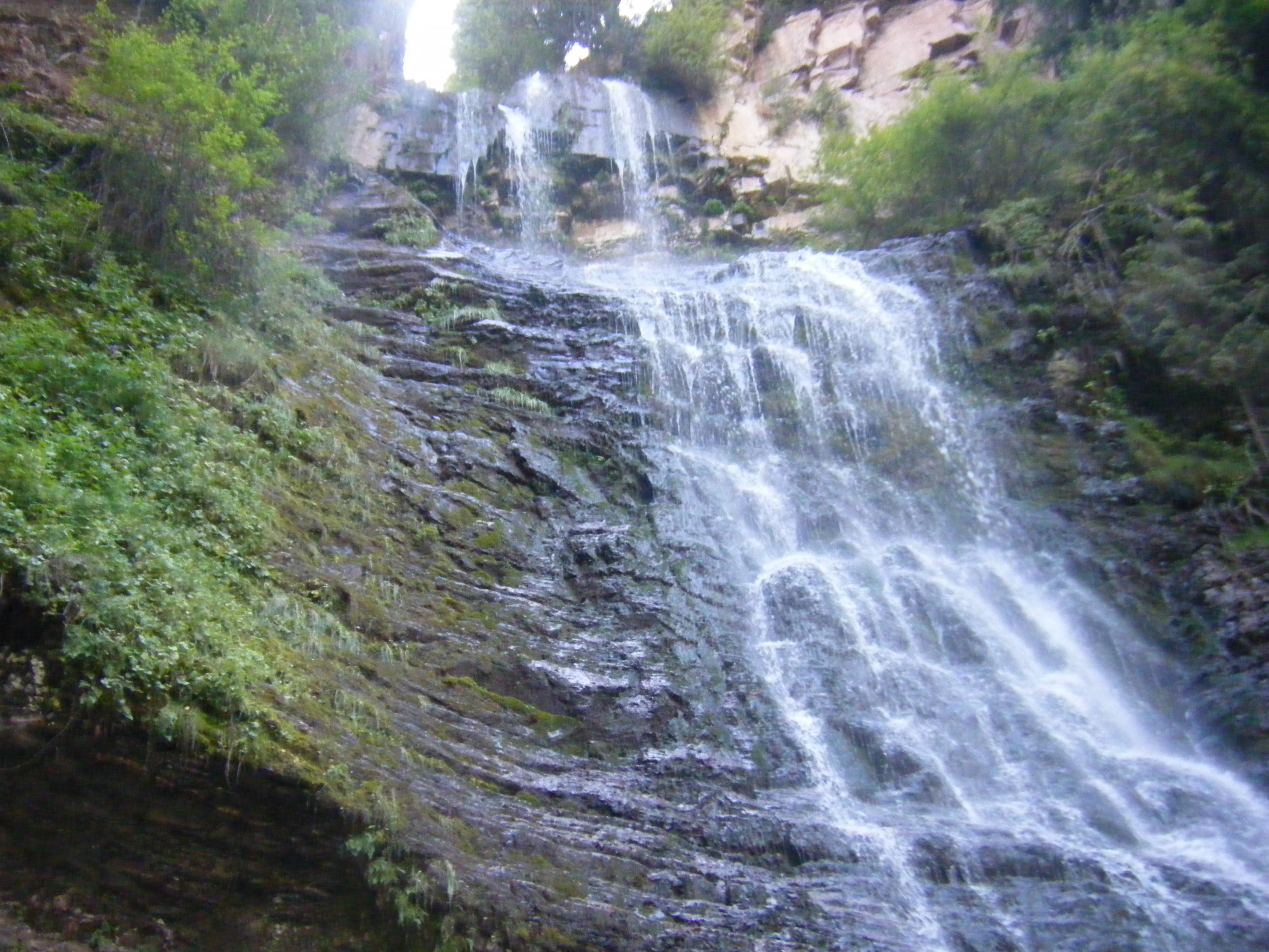У водопада.