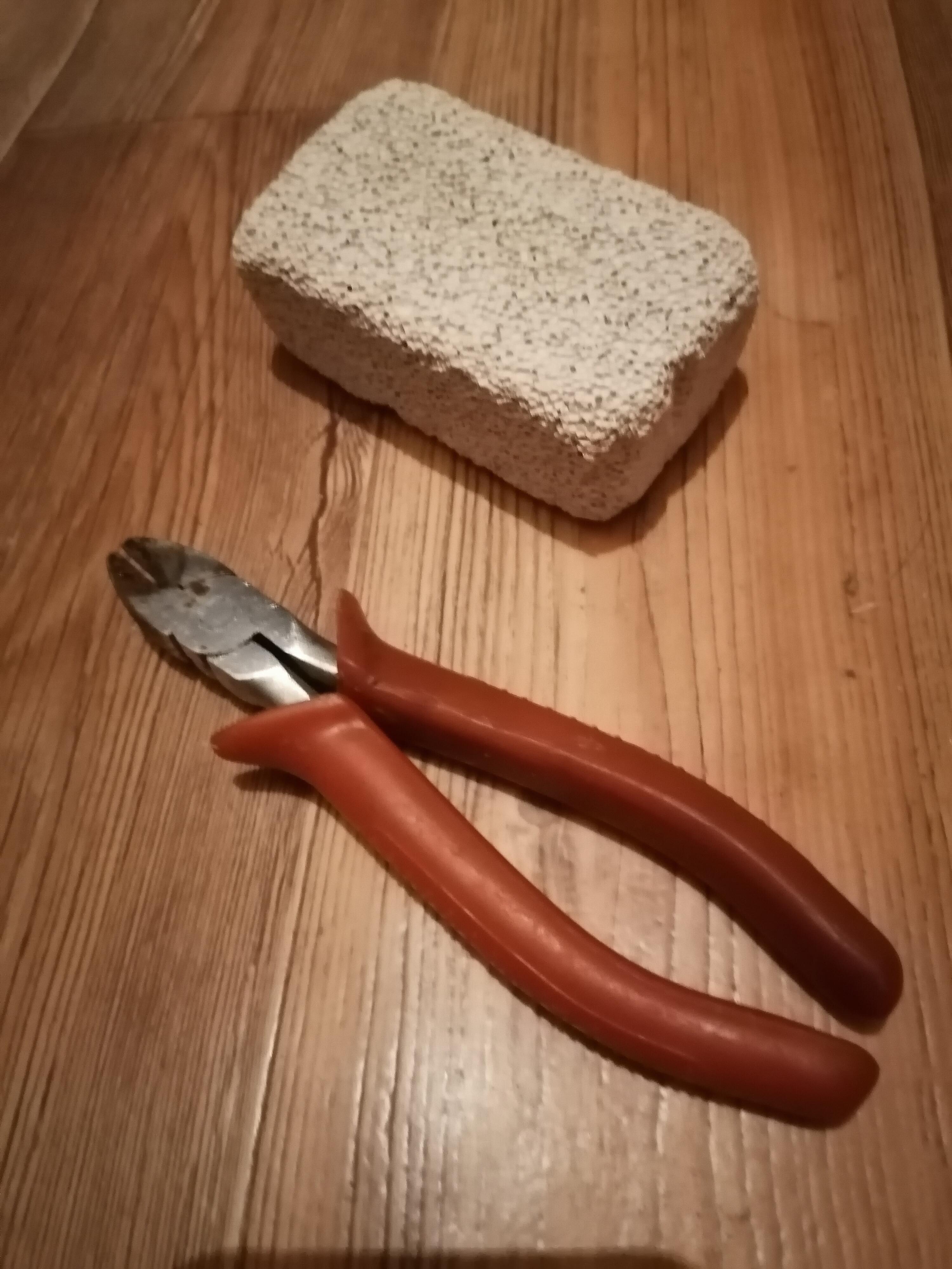 Пемза, да кусачки