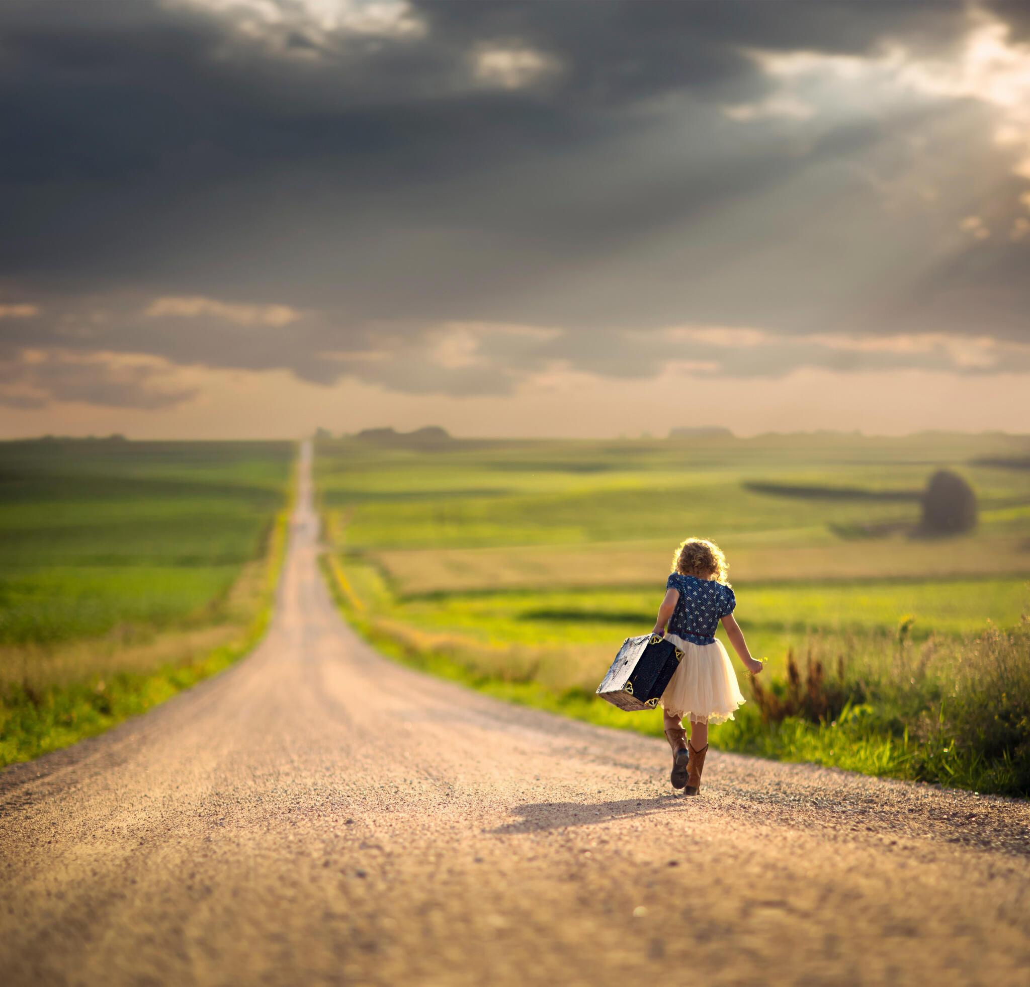 Путь к счастливой жизни. Девочка идет по дороге. Дорога вперед. Дорога к счастью. Человек на дороге.