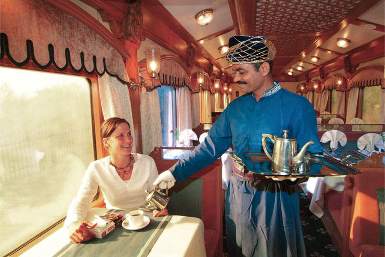 Из Бомбея едет поезд