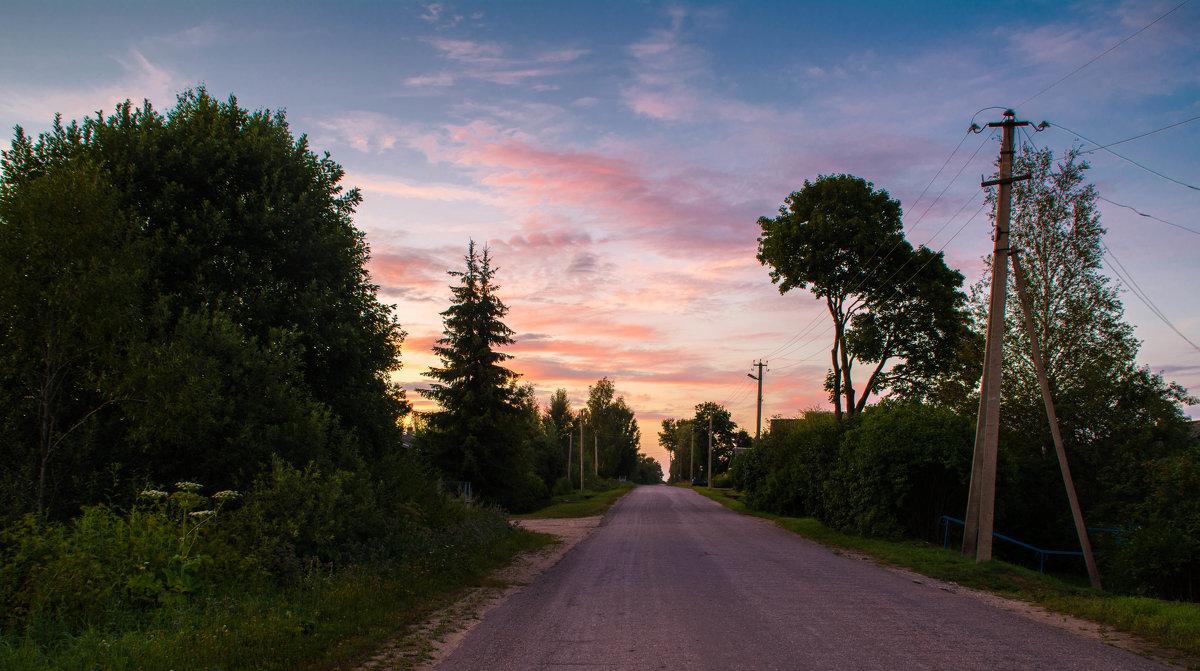 Летний вечер притаился