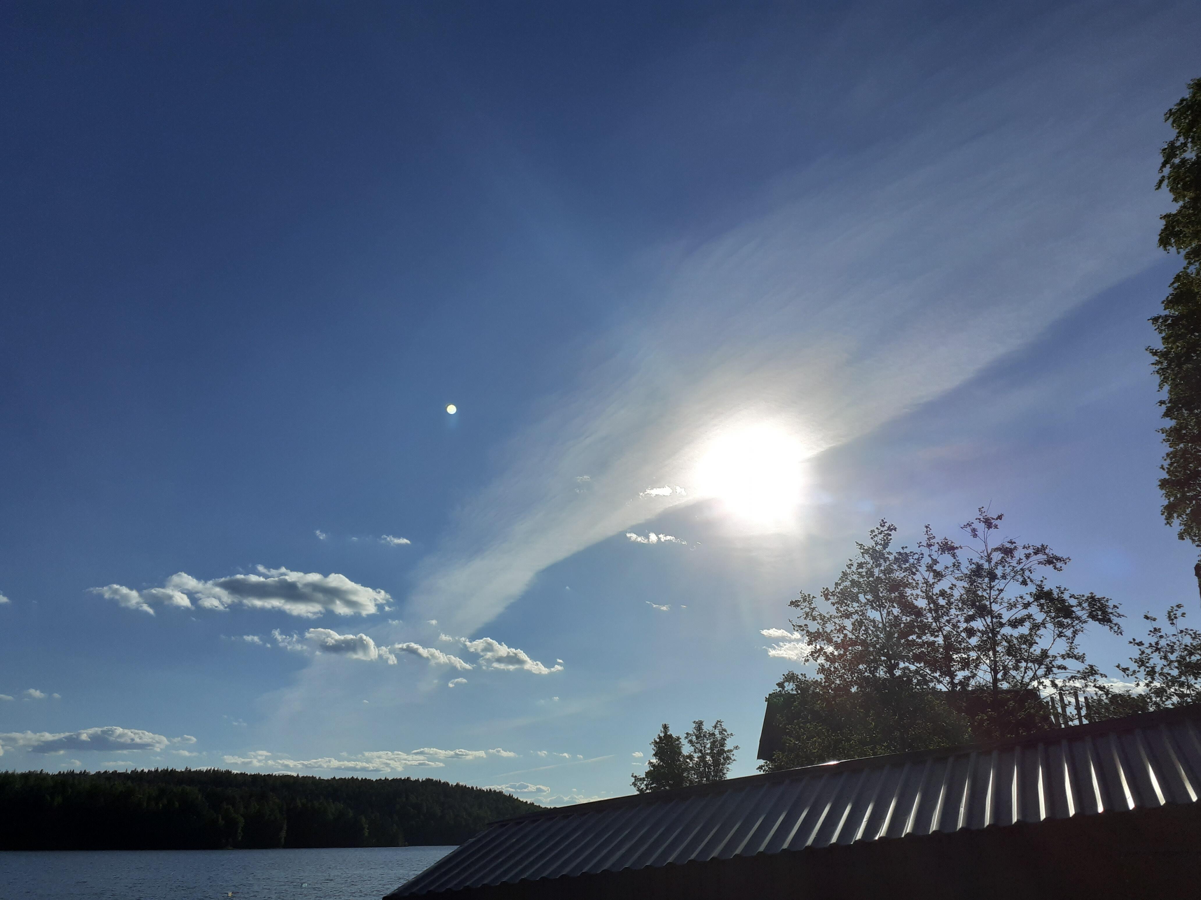 Там у речки деревушка