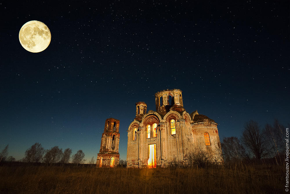 Церковь ночью. Никольский храм Погост. Ночная Церковь. Луна над храмом.