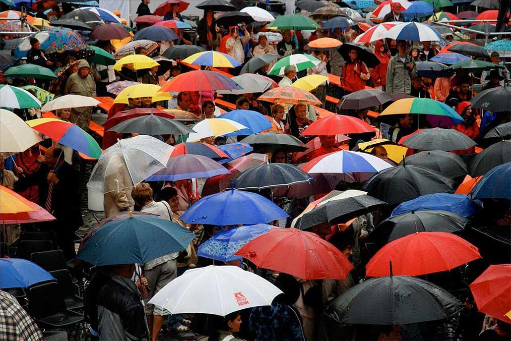 Люди зонтами