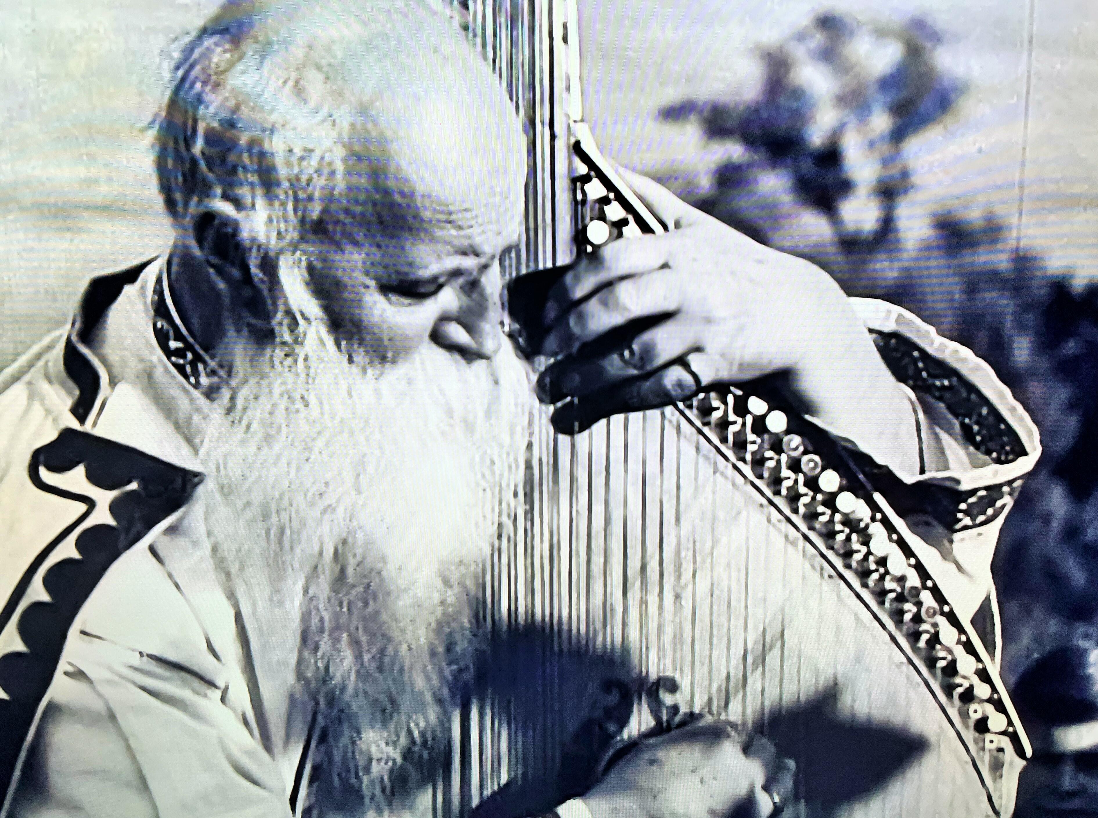 Играют струны на судьбу