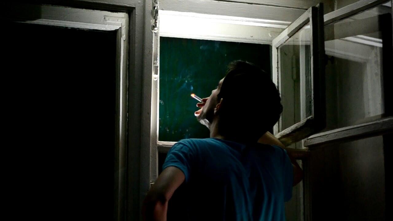 Муж курит в квартире. Курит у окна. Парень курит у окна. Мужчина курит у окна. Куришь в окошко.