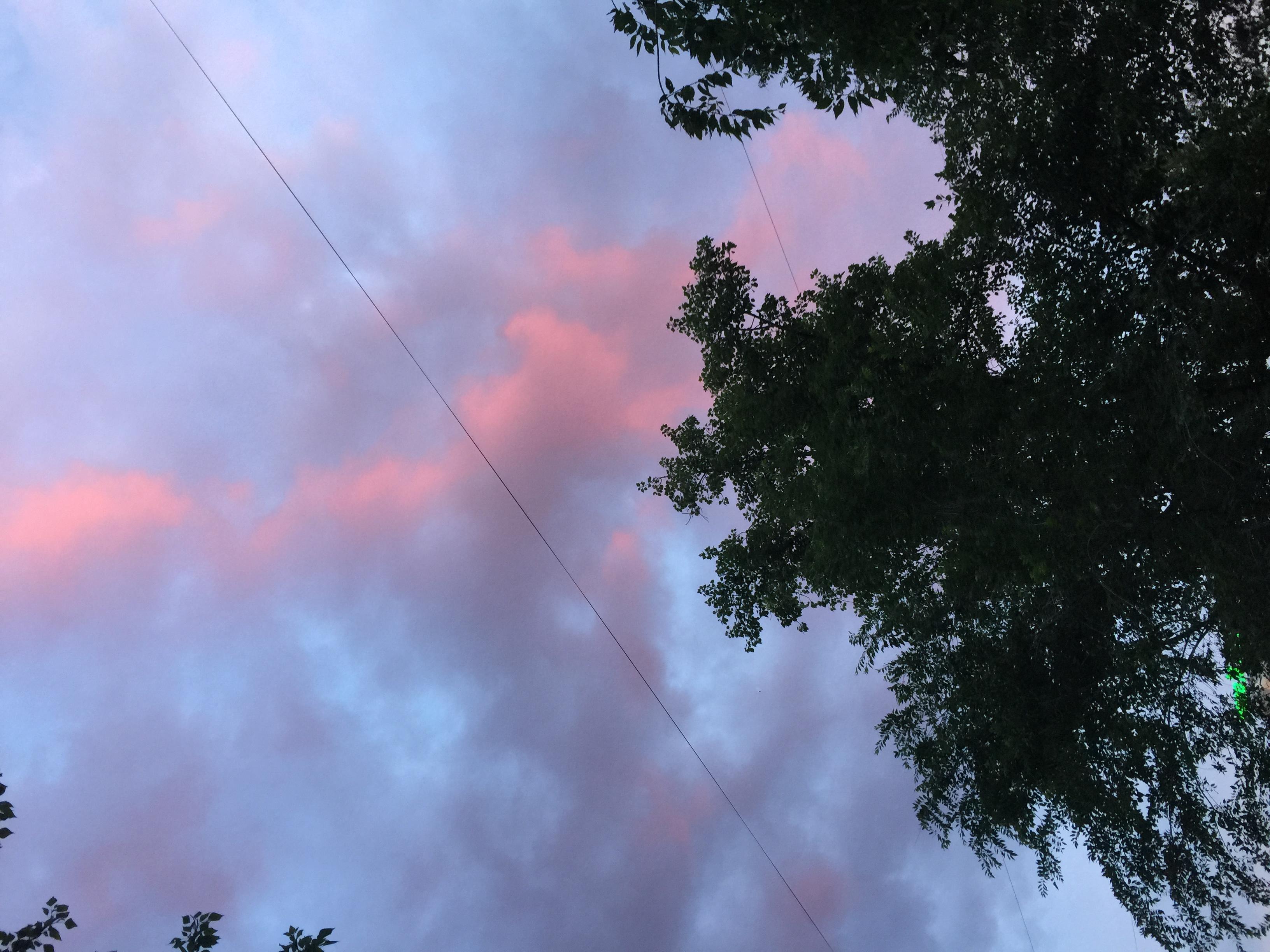 Девочка в розовой пижаме