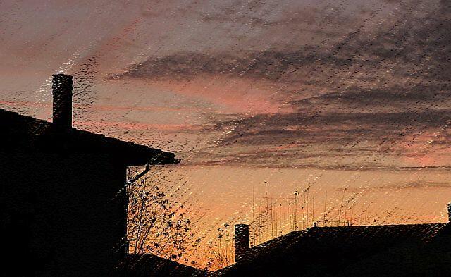 Солнце спряталось за скаты крыш...