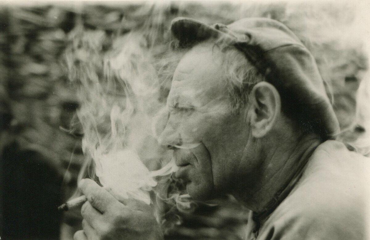 Сидел-курил