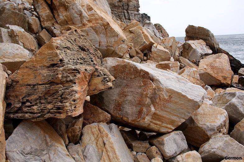 Геологи взвешивали 3 куска горных пород гранит. Скальная порода. Скальные породы камней. Скалистая порода. Обломки горных пород.