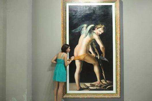 Реакция барышни на ночное посещение музеев