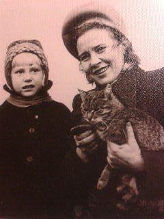 Мы, слово - м а м а, произносим с придыханием - (17 день рождения мамы)