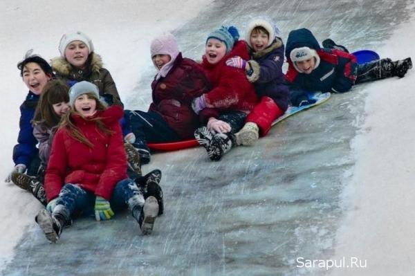 ЕДУТ САНКИ, МЧАТСЯ ЛЫЖИ