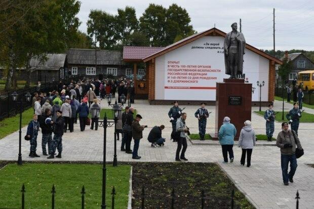 Товарищ Маузер поёт Суно