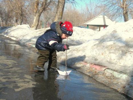 Кораблик в ручейке летает