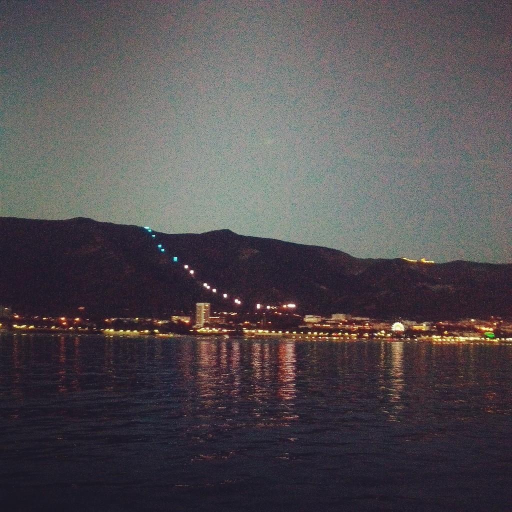 человеку с черными глазами