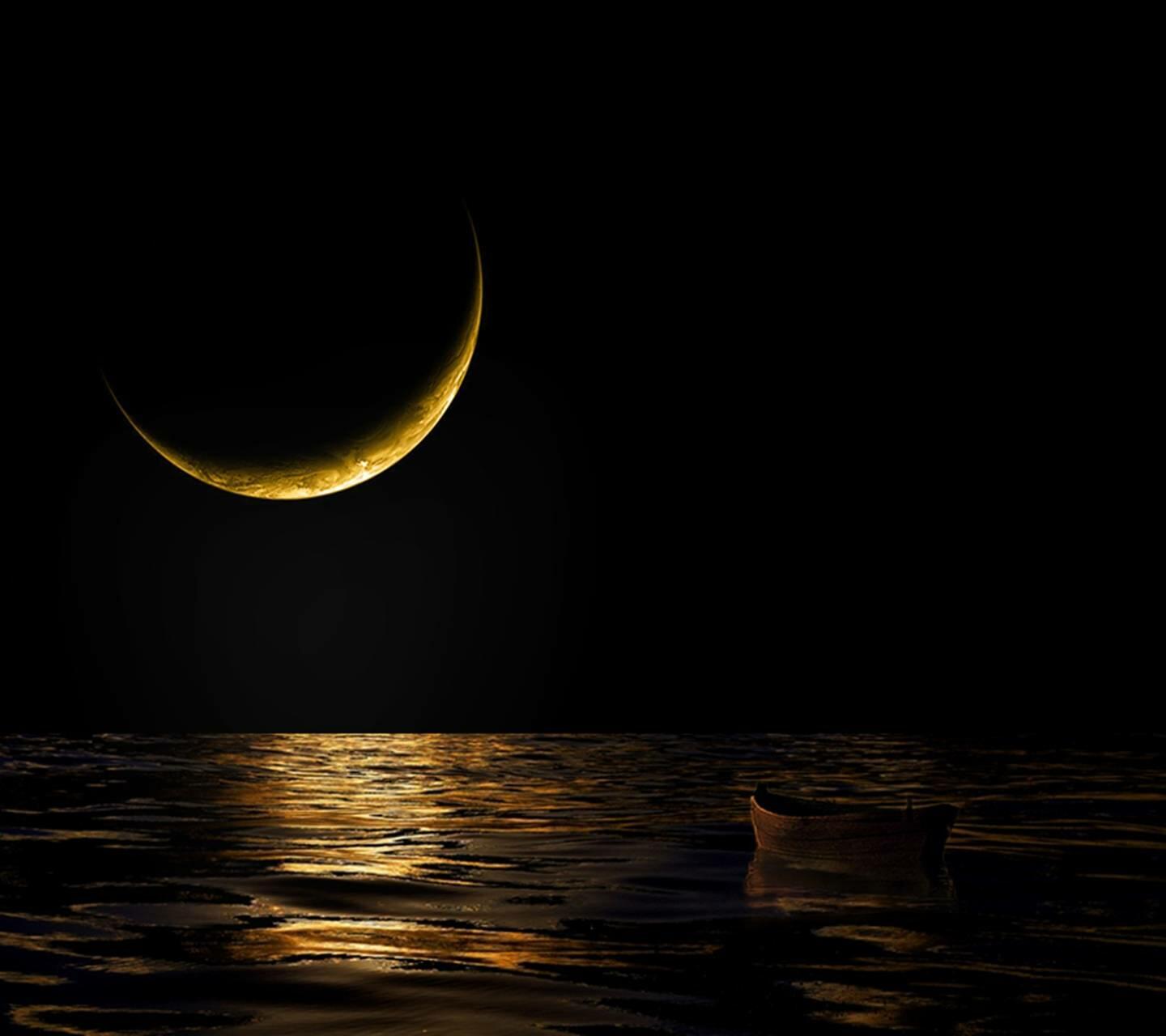 Растущая Луна на ночном небе