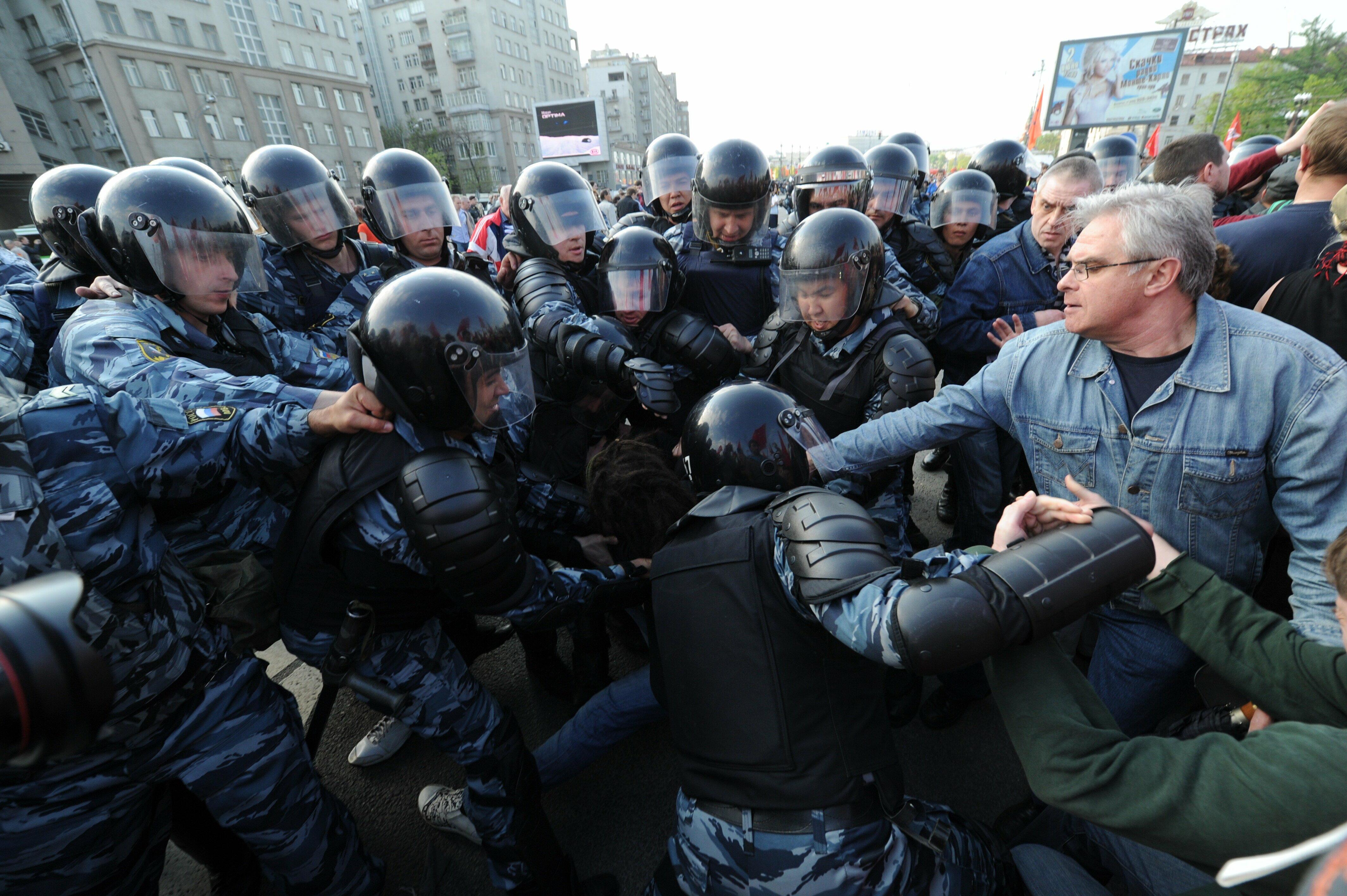 5 мая 2012 года. Болотная площадь 2012 полиция. ОМОН на Болотной площади. Столкновения на Болотной 6 мая 2012. Беспорядки на Болотной площади 2012.
