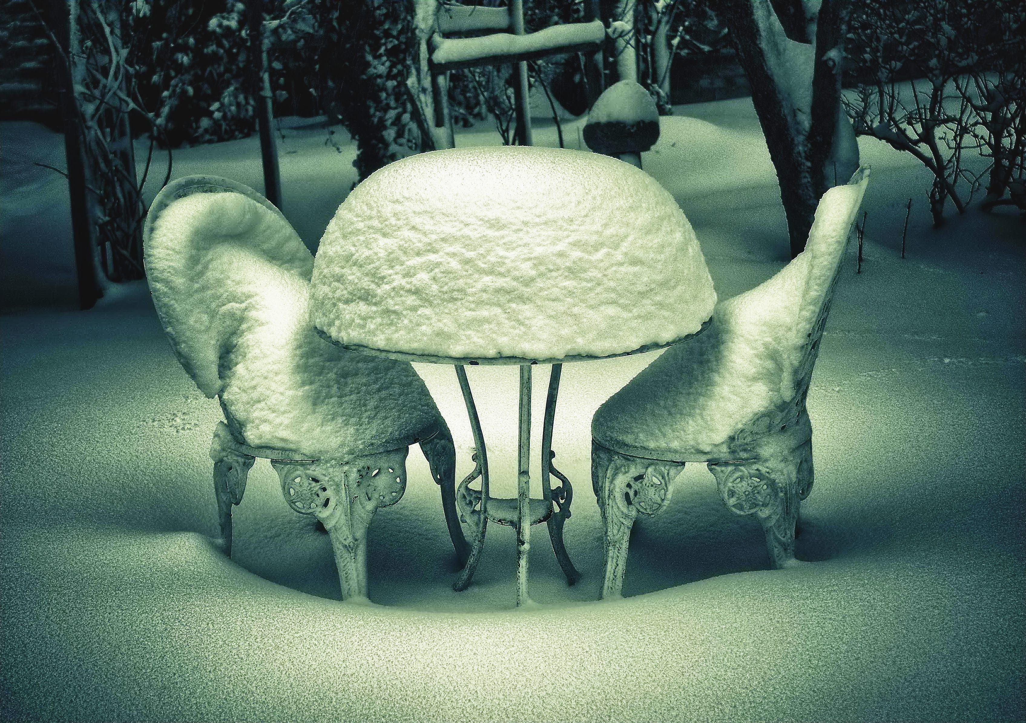 Картинка необычный зима. Креативная зима. Стул в снегу. Креативные столики. Красивые и необычные столы.