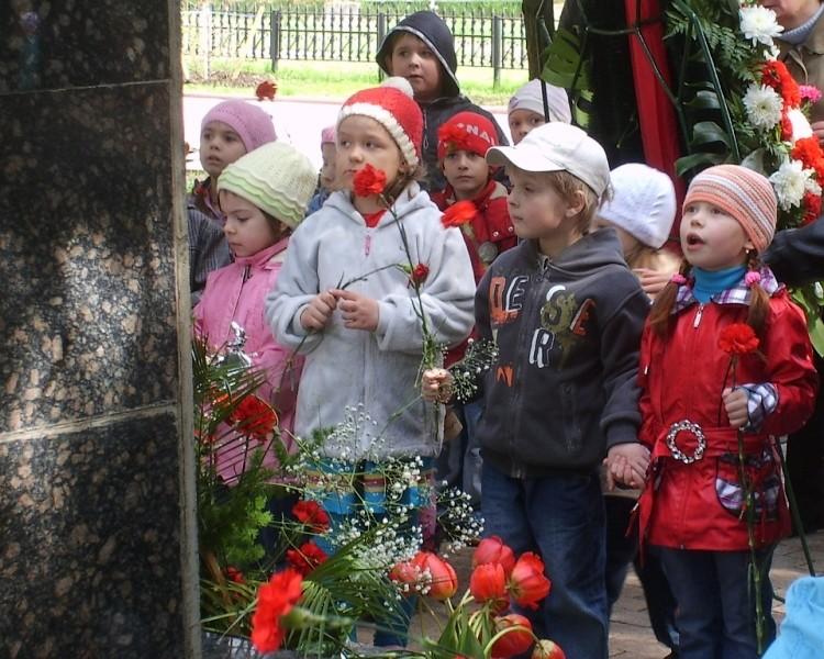 Обелиск здесь на школьном дворе...