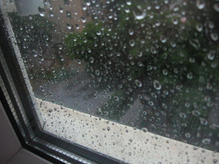 Полутемная комната. Ливень.