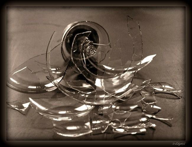 Звук разбитой вазы. Разбитая хрусталь. Разбитая стеклянная ваза. Разбитая хрустальная ваза.