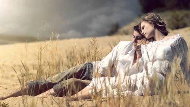 Он один, она одна