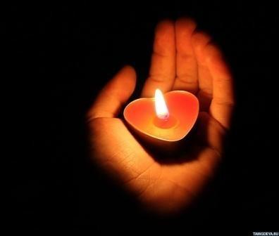 Опять за окном тихо листья кружат.