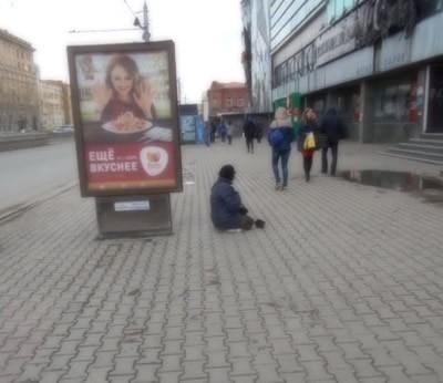 поп кадилом в церкви машет...