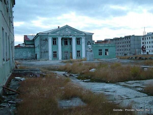 Смотрит прошлое в души людей