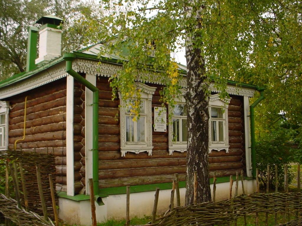 Я прикасаюсь к переносице.