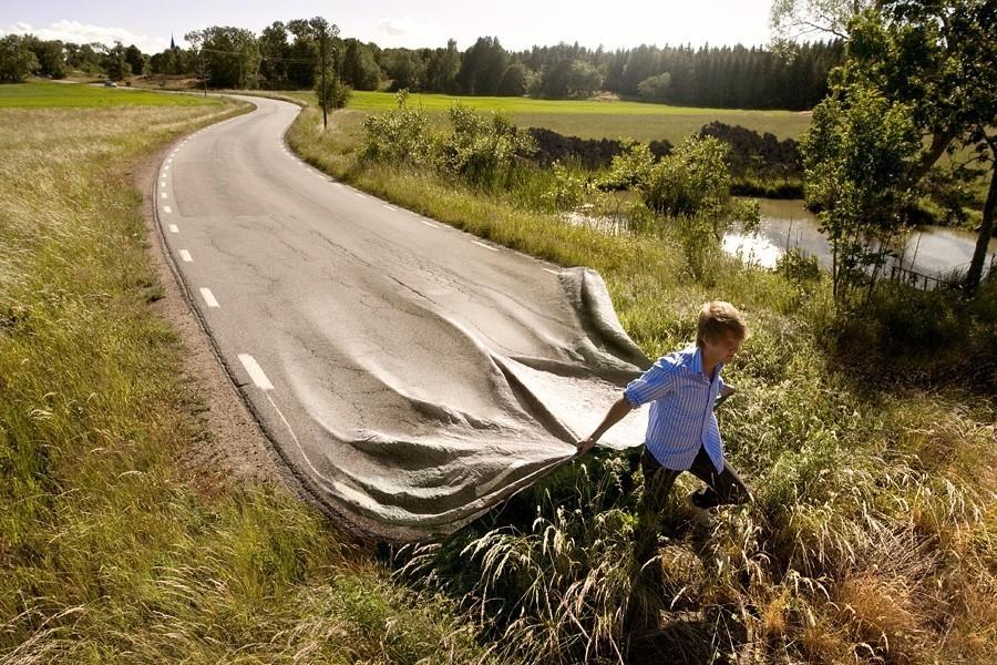 Врезалась дорога в поле.